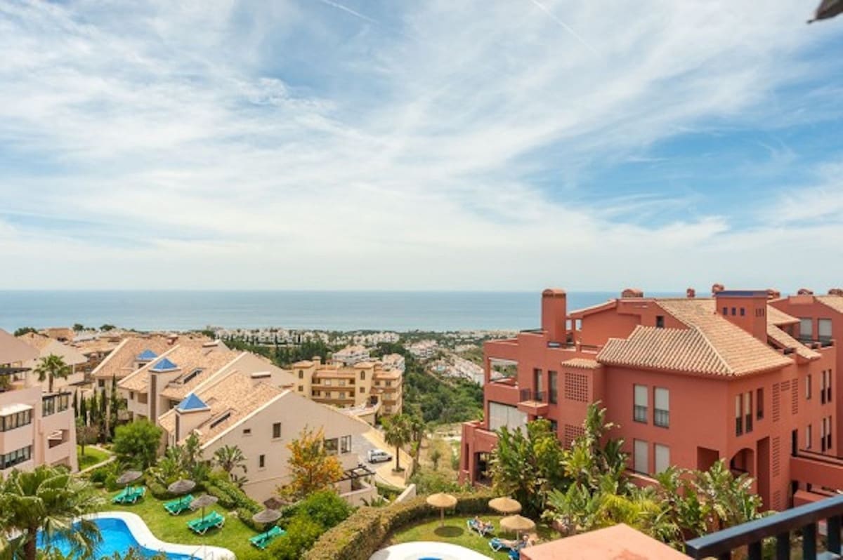 2 bedroom Apartment for sale in Calahonda with pool - € 445,000 (Ref: 9972576)