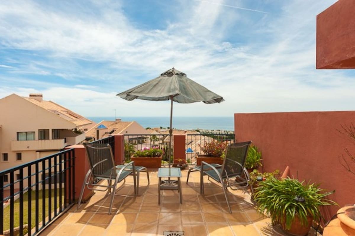 2 bedroom Apartment for sale in Calahonda with pool - € 445,000 (Ref: 9972576)