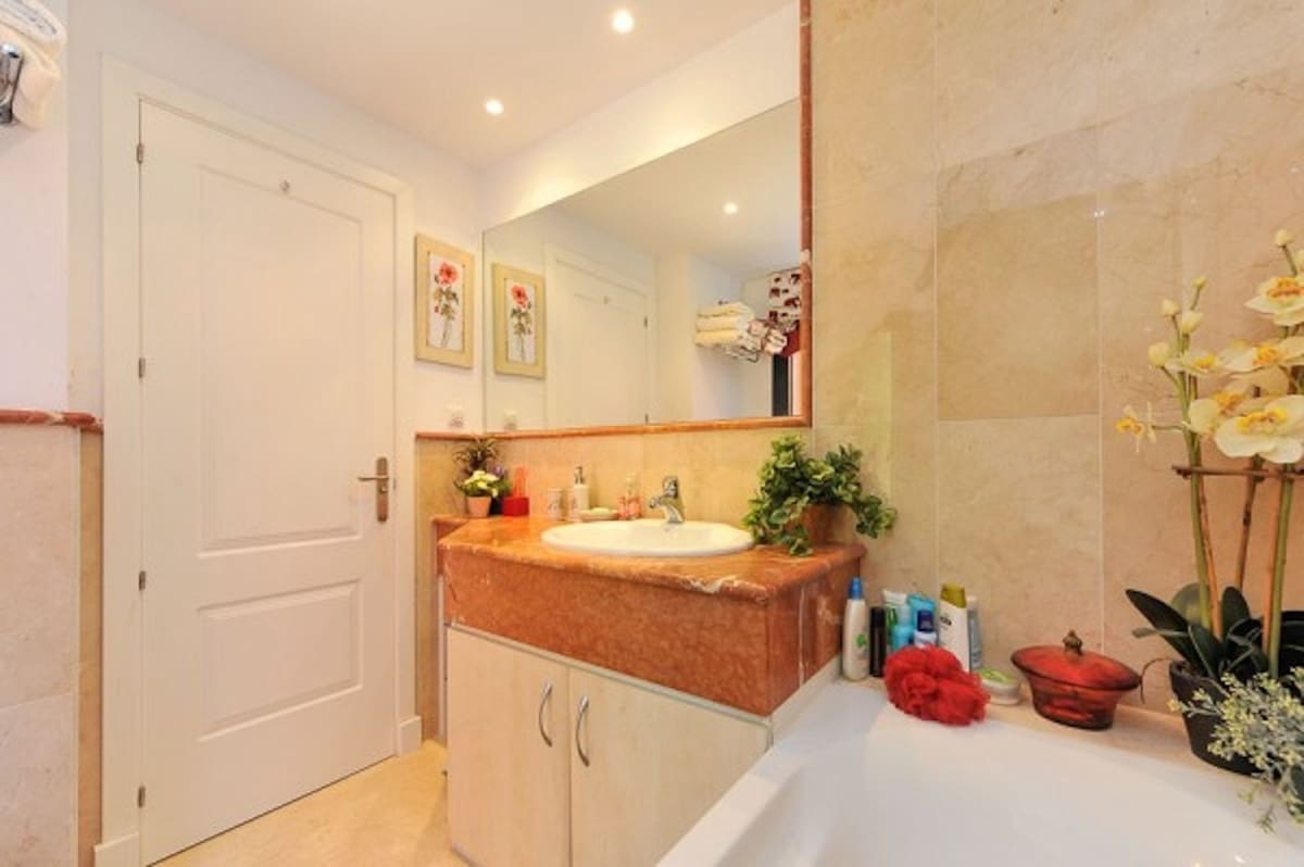 2 bedroom Apartment for sale in Calahonda with pool - € 445,000 (Ref: 9972576)