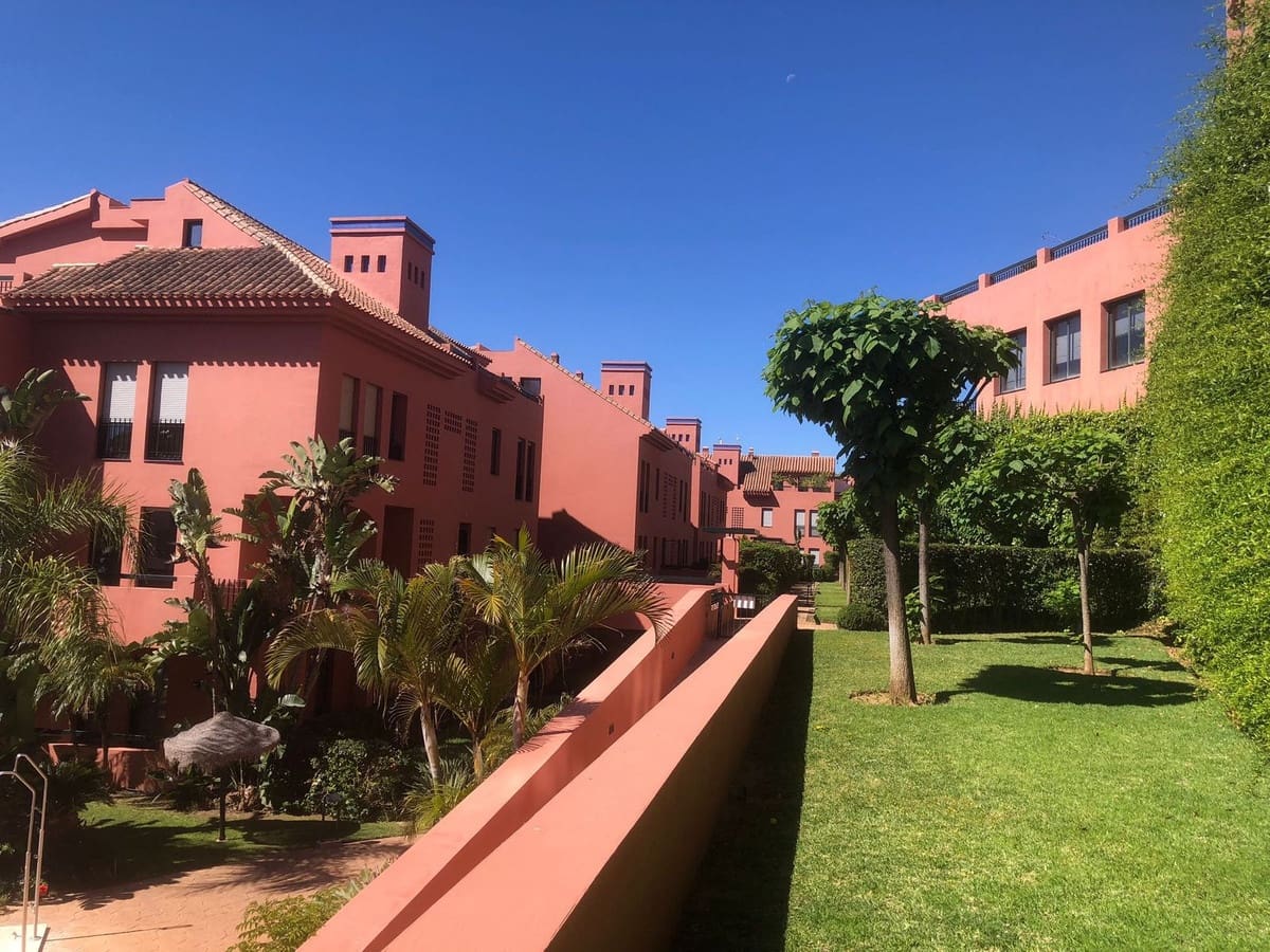 2 bedroom Apartment for sale in Calahonda with pool - € 445,000 (Ref: 9972576)