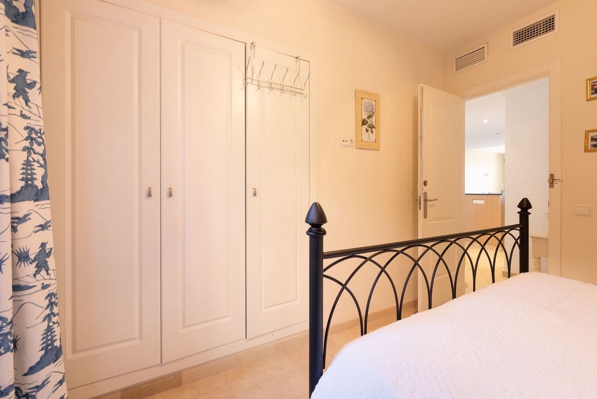 Apartamento de 2 habitaciones en Calahonda en venta con piscina garaje - 445.000 € (Ref: 9972576)