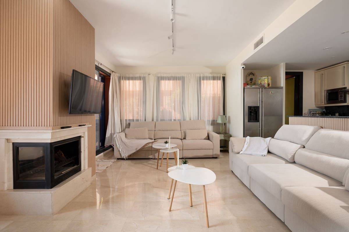 Apartamento de 2 habitaciones en Calahonda en venta con piscina garaje - 445.000 € (Ref: 9972576)