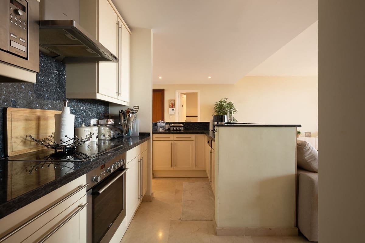 Apartamento de 2 habitaciones en Calahonda en venta con piscina garaje - 445.000 € (Ref: 9972576)