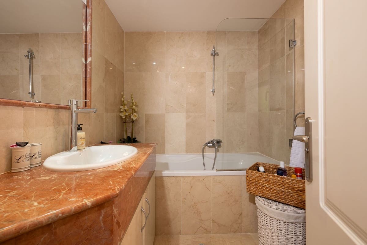 Apartamento de 2 habitaciones en Calahonda en venta con piscina garaje - 445.000 € (Ref: 9972576)