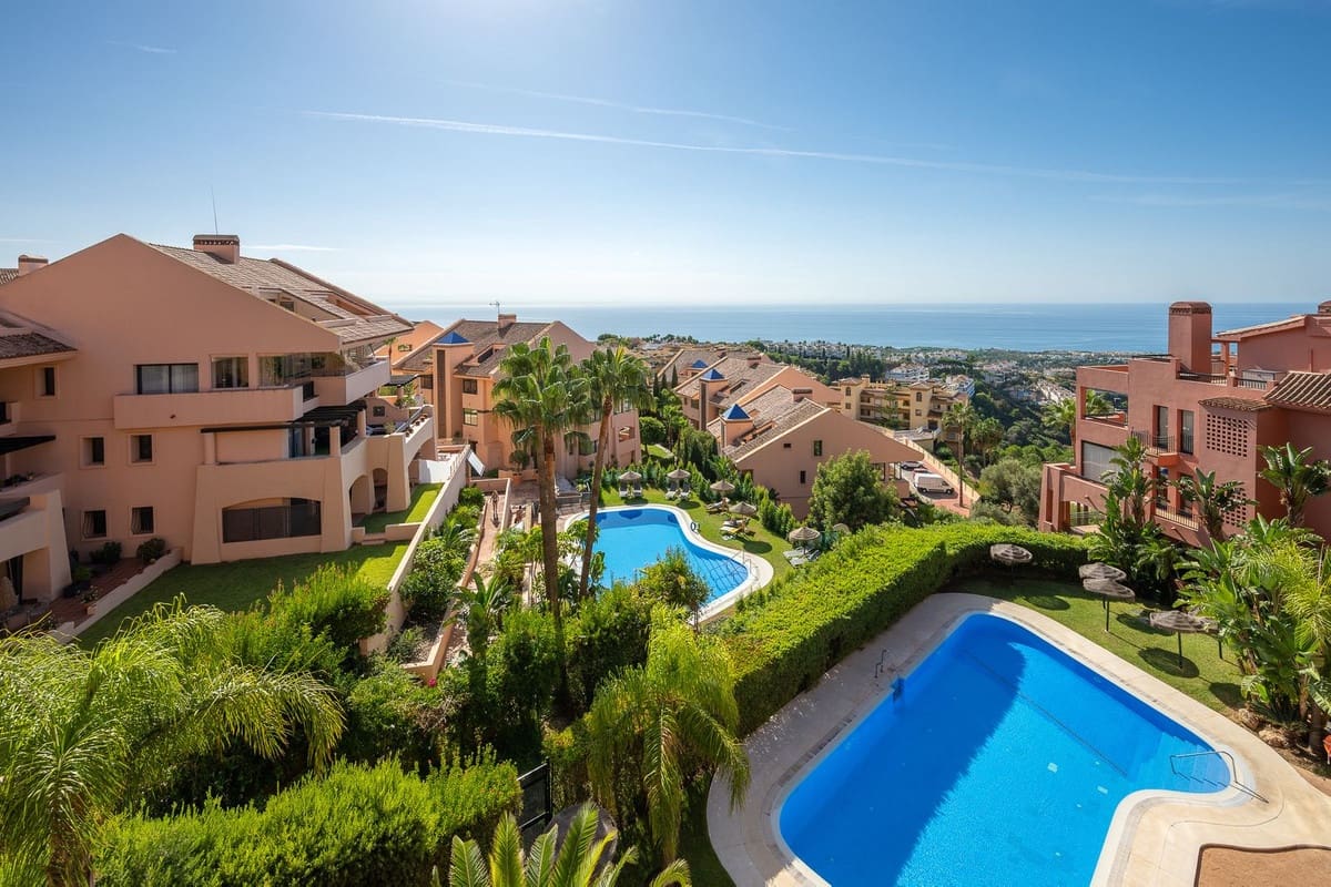 Apartamento de 2 habitaciones en Calahonda en venta con piscina garaje - 445.000 € (Ref: 9972576)