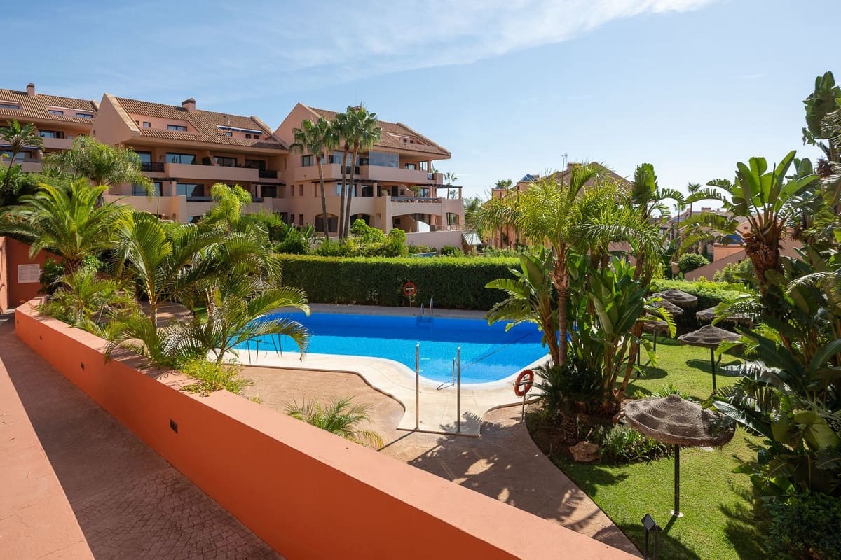 Apartamento de 2 habitaciones en Calahonda en venta con piscina garaje - 445.000 € (Ref: 9972576)