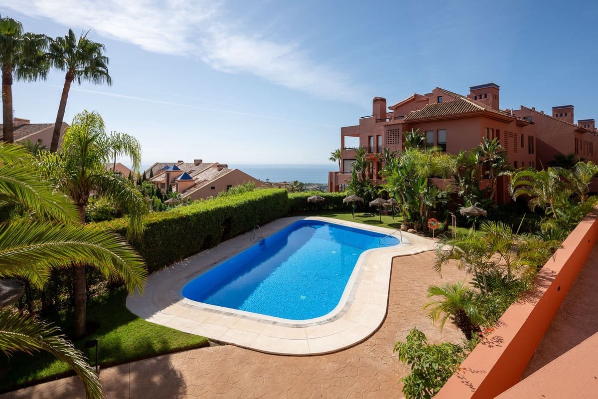Apartamento de 2 habitaciones en Calahonda en venta con piscina garaje - 445.000 € (Ref: 9972576)