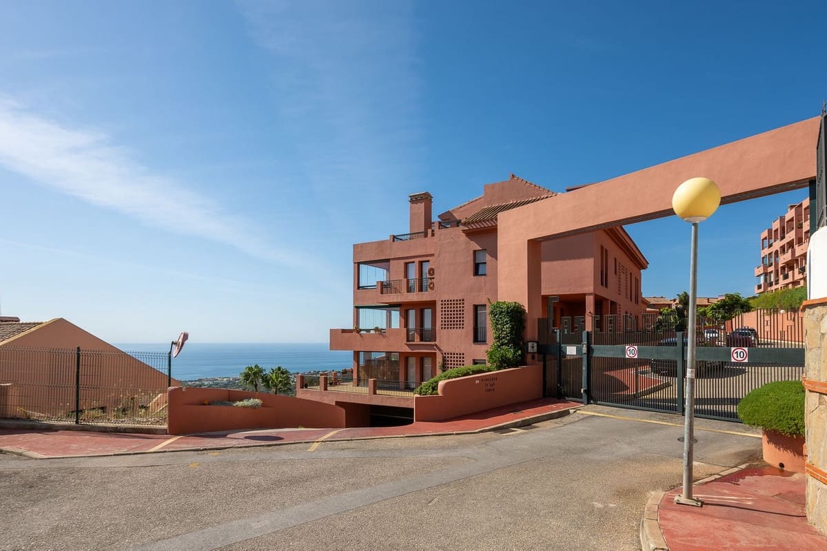 Apartamento de 2 habitaciones en Calahonda en venta con piscina garaje - 445.000 € (Ref: 9972576)