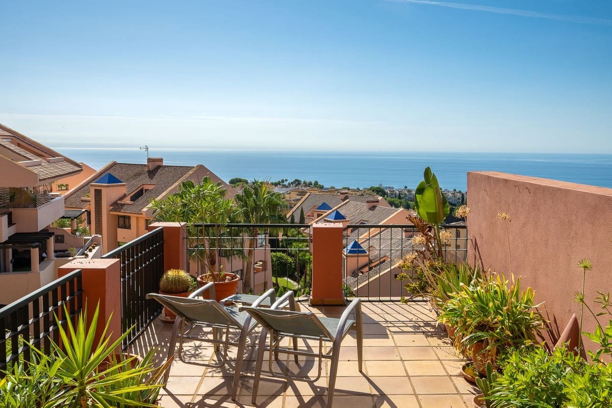 Apartamento de 2 habitaciones en Calahonda en venta con piscina garaje - 445.000 € (Ref: 9972576)