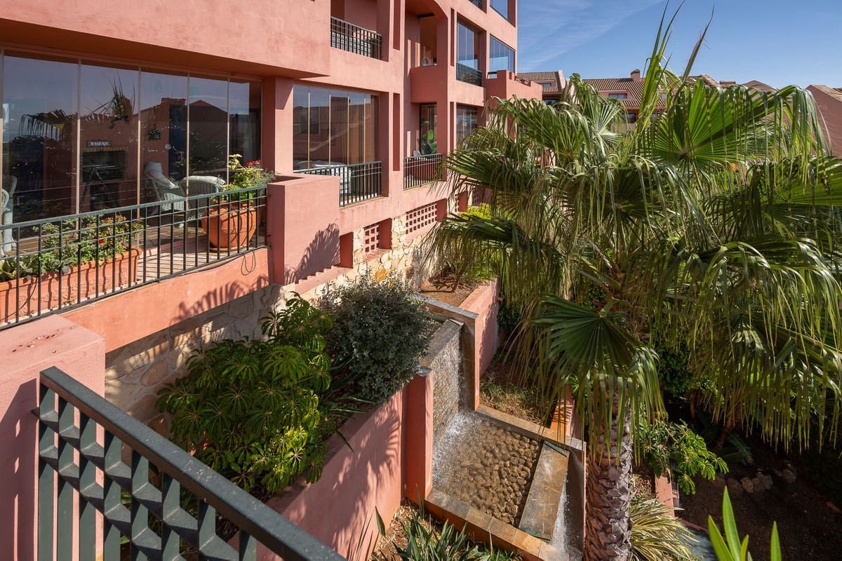Apartamento de 2 habitaciones en Calahonda en venta con piscina garaje - 445.000 € (Ref: 9972576)