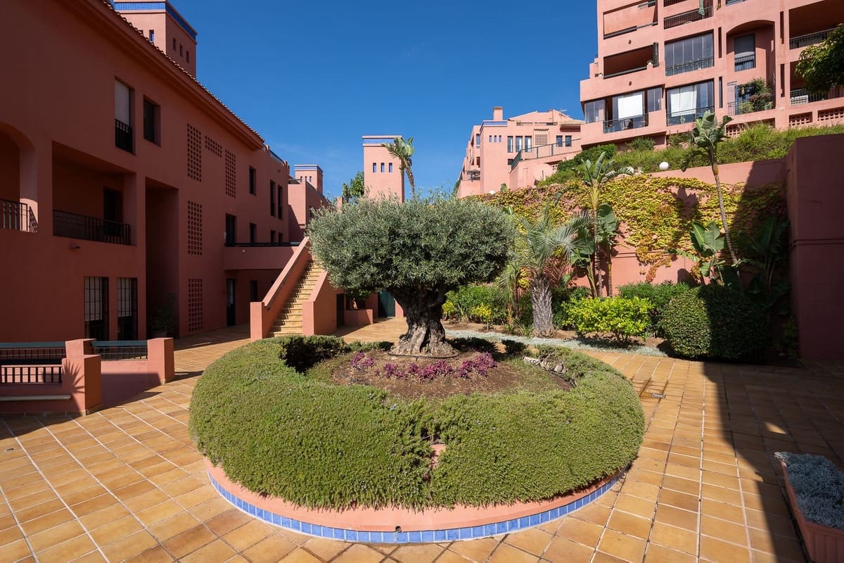 Apartamento de 2 habitaciones en Calahonda en venta con piscina garaje - 445.000 € (Ref: 9972576)