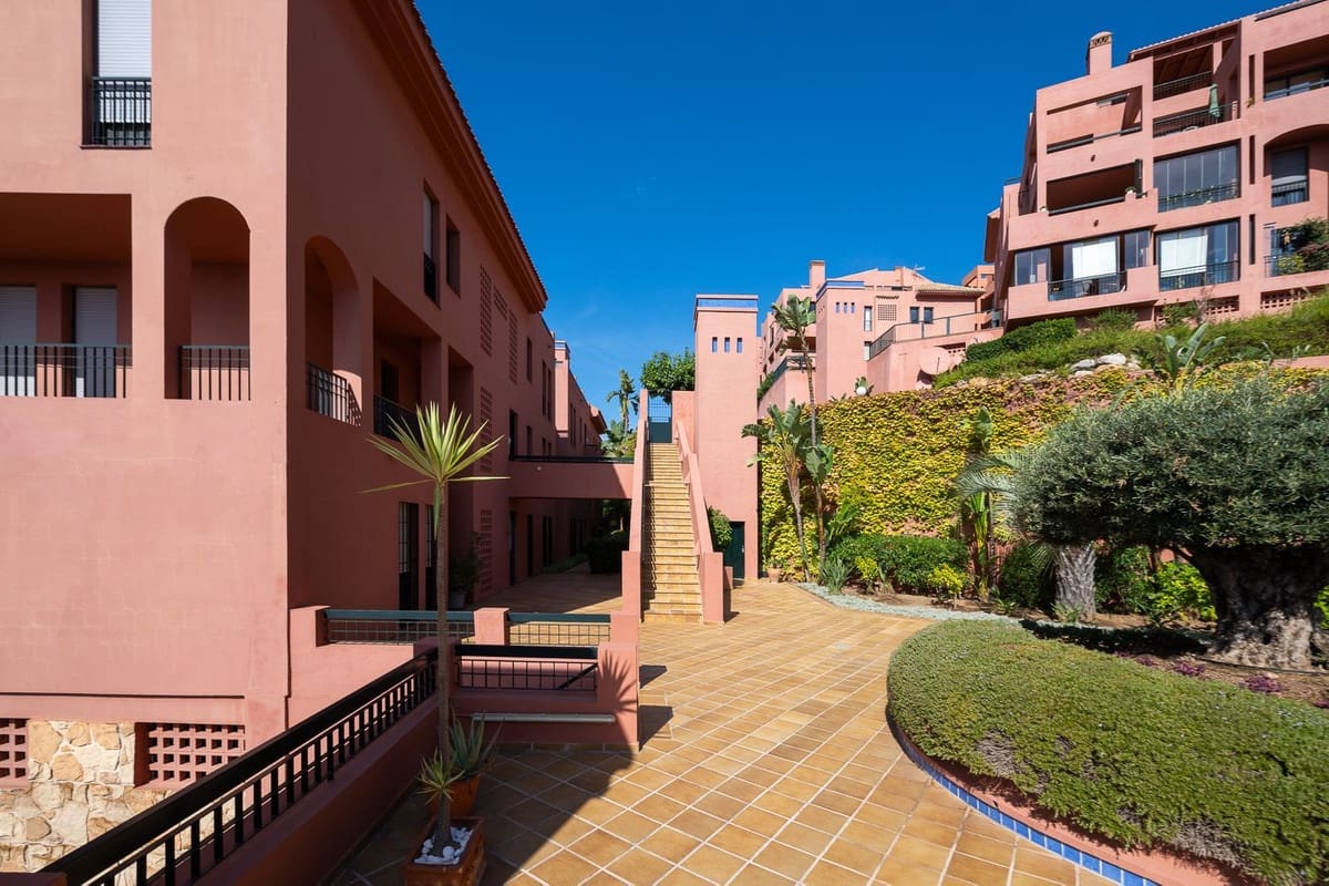Apartamento de 2 habitaciones en Calahonda en venta con piscina garaje - 445.000 € (Ref: 9972576)