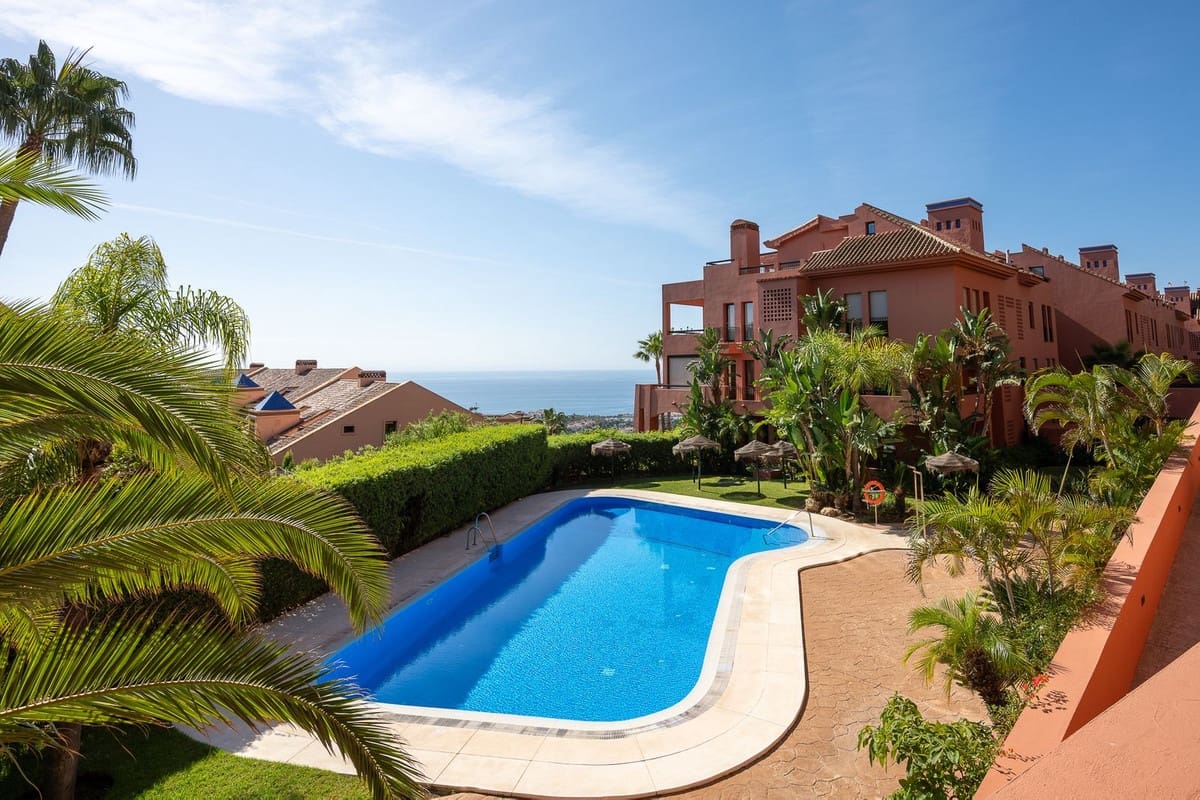 Apartamento de 2 habitaciones en Calahonda en venta con piscina garaje - 445.000 € (Ref: 9972576)