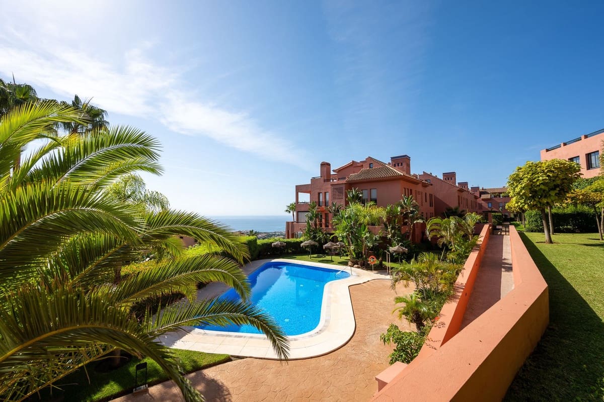 Apartamento de 2 habitaciones en Calahonda en venta con piscina garaje - 445.000 € (Ref: 9972576)