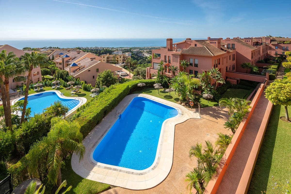 Apartamento de 2 habitaciones en Calahonda en venta con piscina garaje - 445.000 € (Ref: 9972576)
