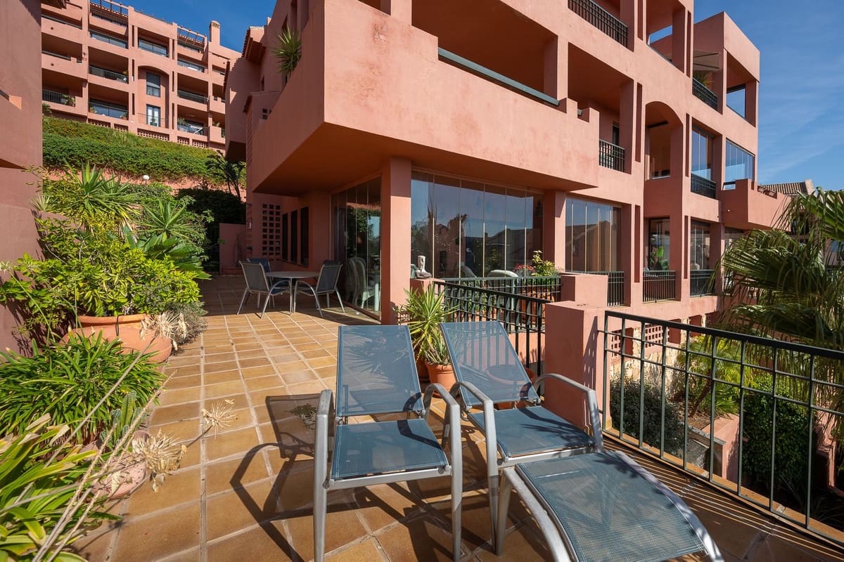 Apartamento de 2 habitaciones en Calahonda en venta con piscina garaje - 445.000 € (Ref: 9972576)