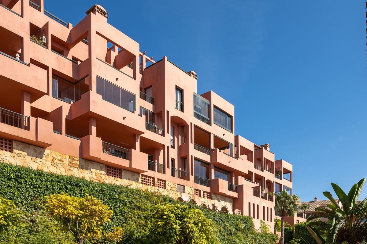 Apartamento de 2 habitaciones en Calahonda en venta con piscina garaje - 445.000 € (Ref: 9972576)