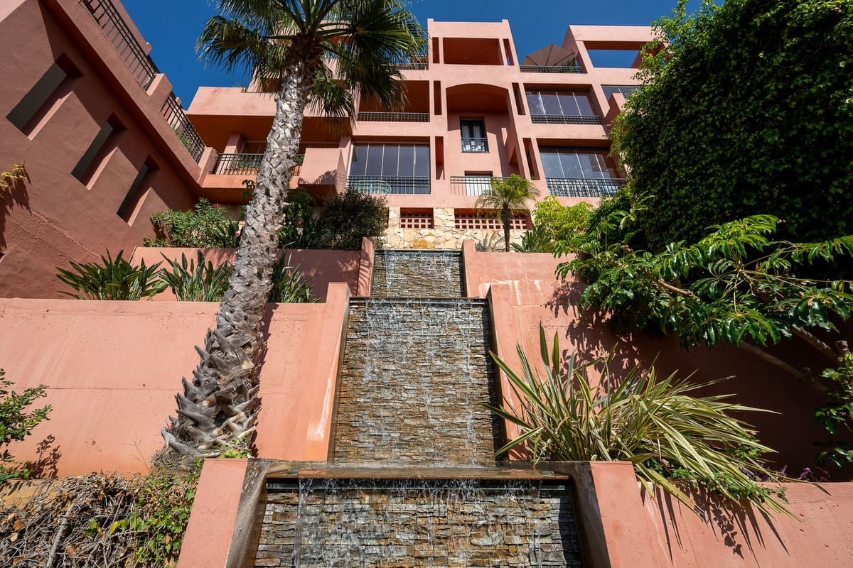 Apartamento de 2 habitaciones en Calahonda en venta con piscina garaje - 445.000 € (Ref: 9972576)