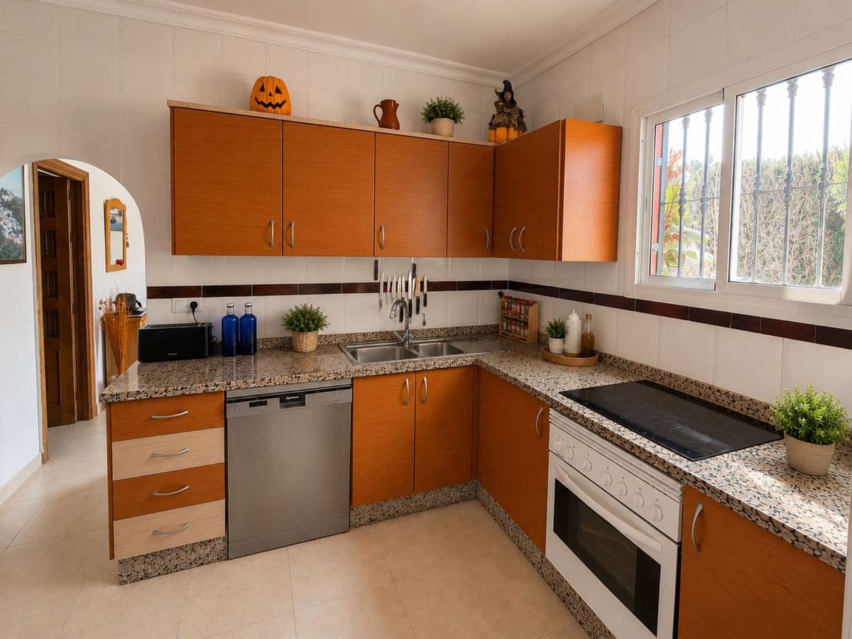 Chalet de 2 habitaciones en Manilva en venta con piscina garaje - 465.000 € (Ref: 9972577)