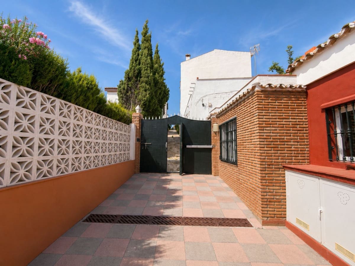 Chalet de 2 habitaciones en Manilva en venta con piscina garaje - 465.000 € (Ref: 9972577)