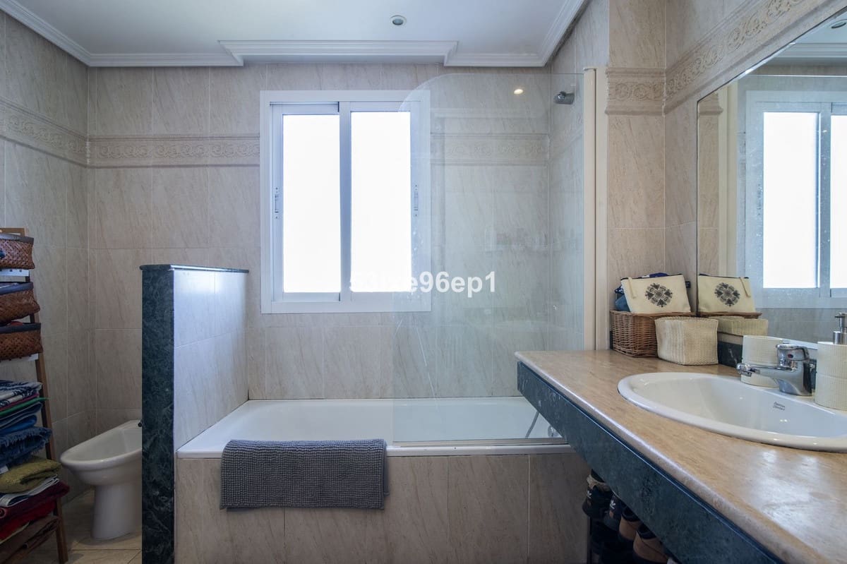 Apartamento de 3 habitaciones en New Golden Mile en venta con piscina - 449.000 € (Ref: 9972583)