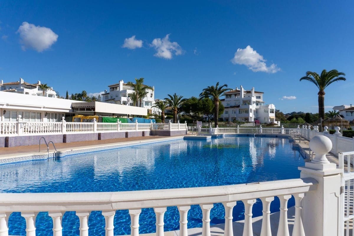 2 soverom Leilighet til salgs i Elviria med svømmebasseng - € 435 000 (Ref: 9972587)