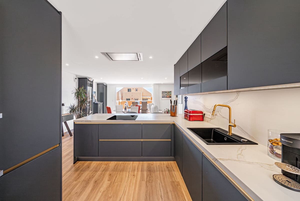 2 soverom Leilighet til salgs i Elviria med svømmebasseng garasje - € 475 000 (Ref: 9972589)