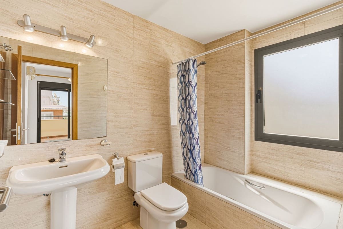 Apartamento de 2 habitaciones en Fuengirola en venta con piscina garaje - 440.000 € (Ref: 9972592)
