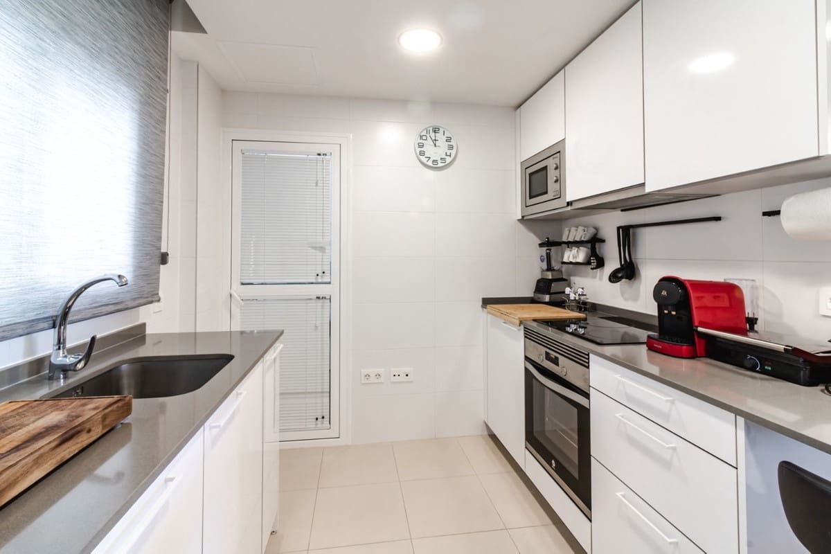 2 soverom Leilighet til salgs i Nueva Andalucia med svømmebasseng - € 435 000 (Ref: 9972593)