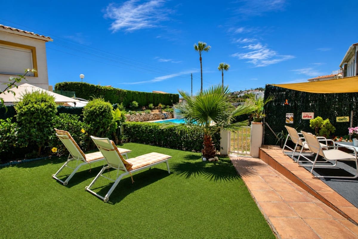 2 sovrum Villa till salu i El Faro med pool - 425 000 € (Ref: 9972594)
