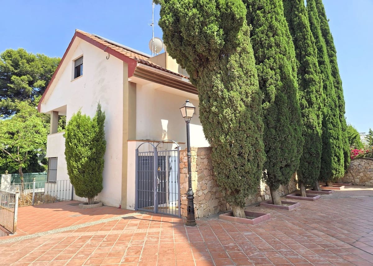 4 bedroom Townhouse for sale in Benalmadena Costa with garage - € 429,000 (Ref: 9972598)