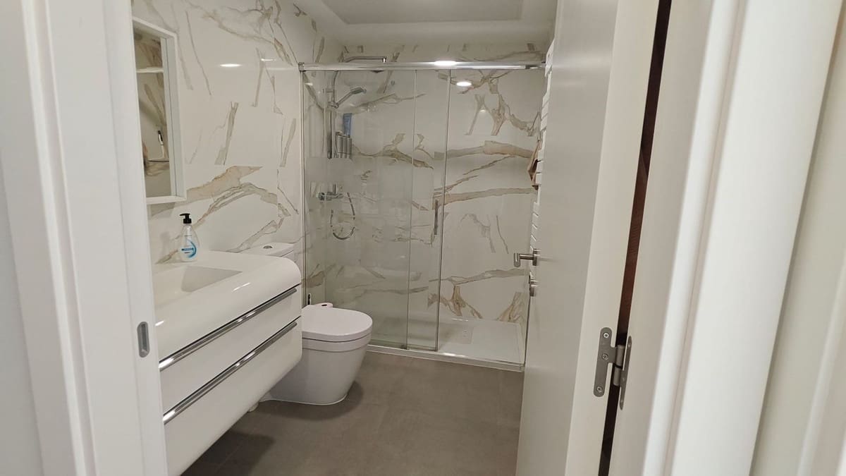 Apartamento de 2 habitaciones en Fuengirola en venta con piscina garaje - 425.000 € (Ref: 9972600)