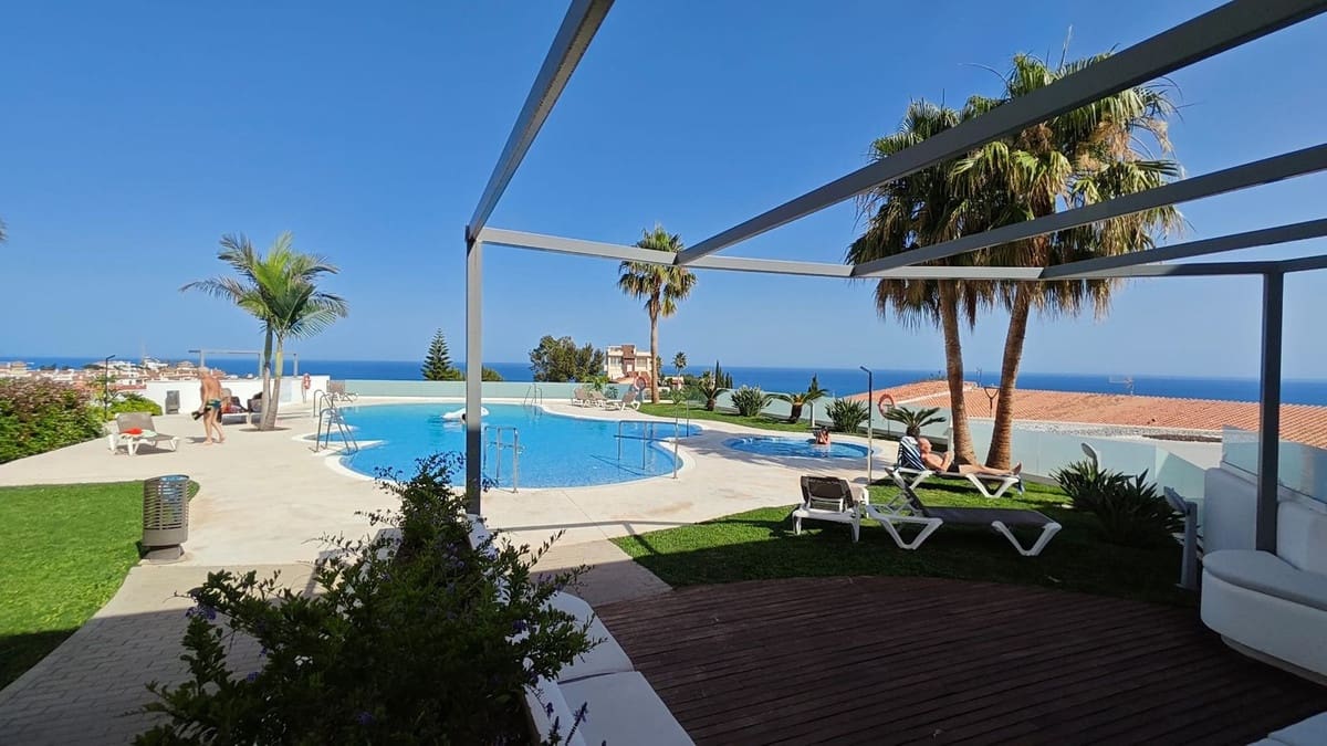 Apartamento de 2 habitaciones en Fuengirola en venta con piscina garaje - 425.000 € (Ref: 9972600)