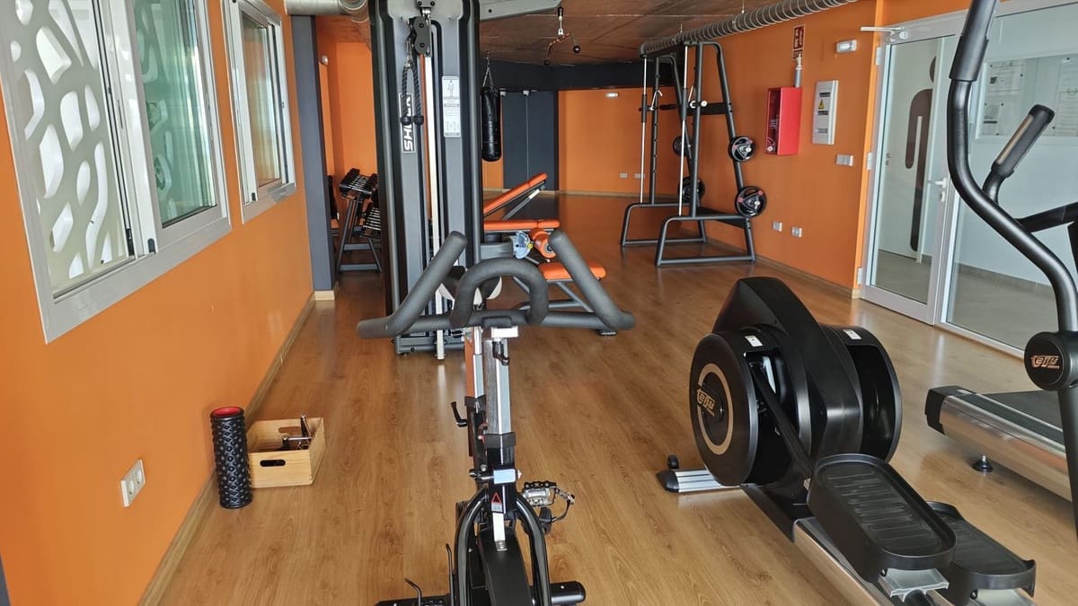 Apartamento de 2 habitaciones en Fuengirola en venta con piscina garaje - 425.000 € (Ref: 9972600)