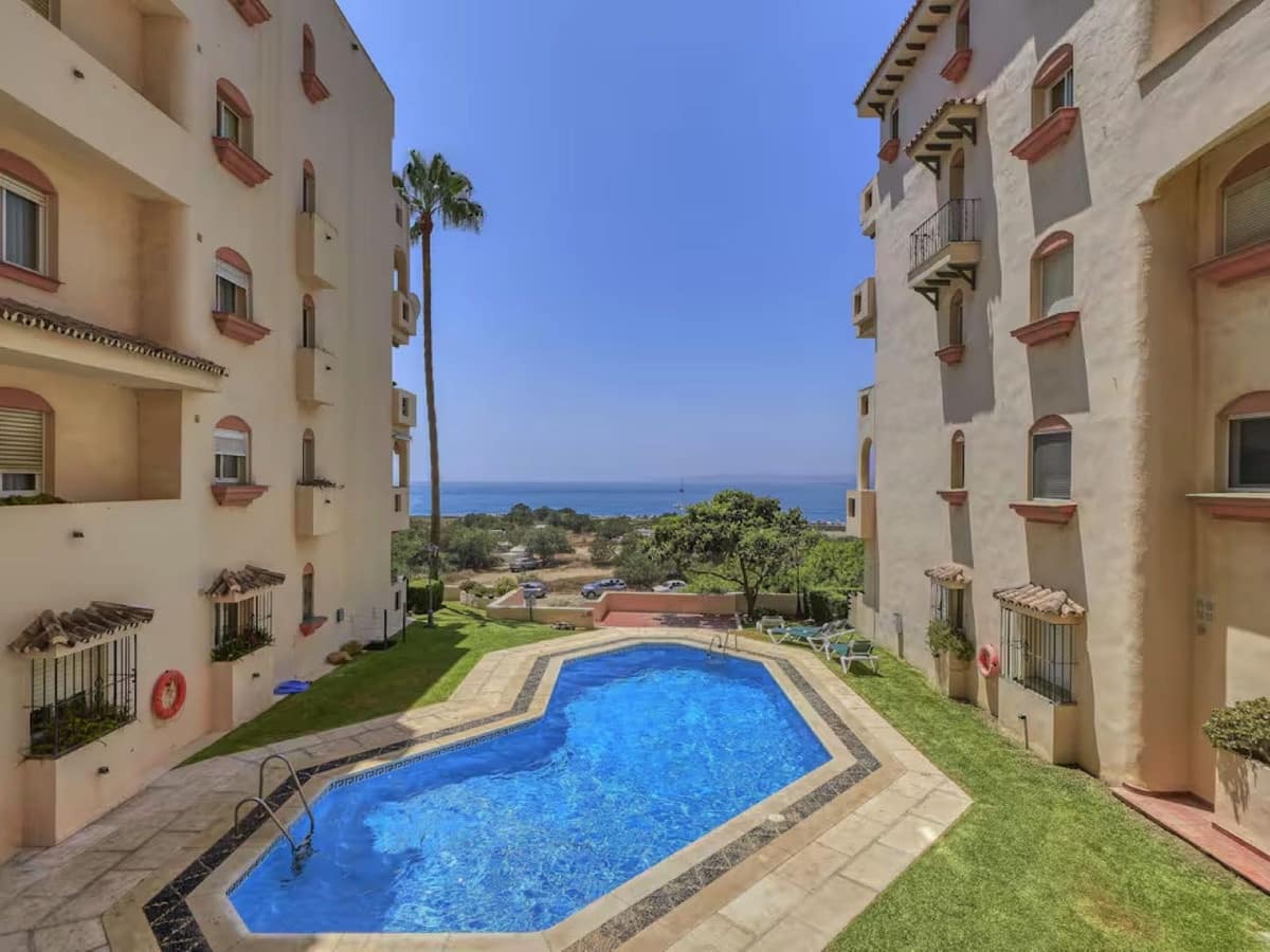 Apartamento de 2 habitaciones en Estepona en venta con piscina garaje - 419.000 € (Ref: 9972607)