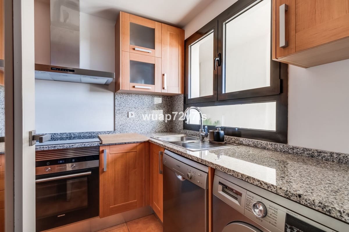 2 soveværelse Lejlighed til salg i New Golden Mile med swimmingpool - € 425.000 (Ref: 9972621)