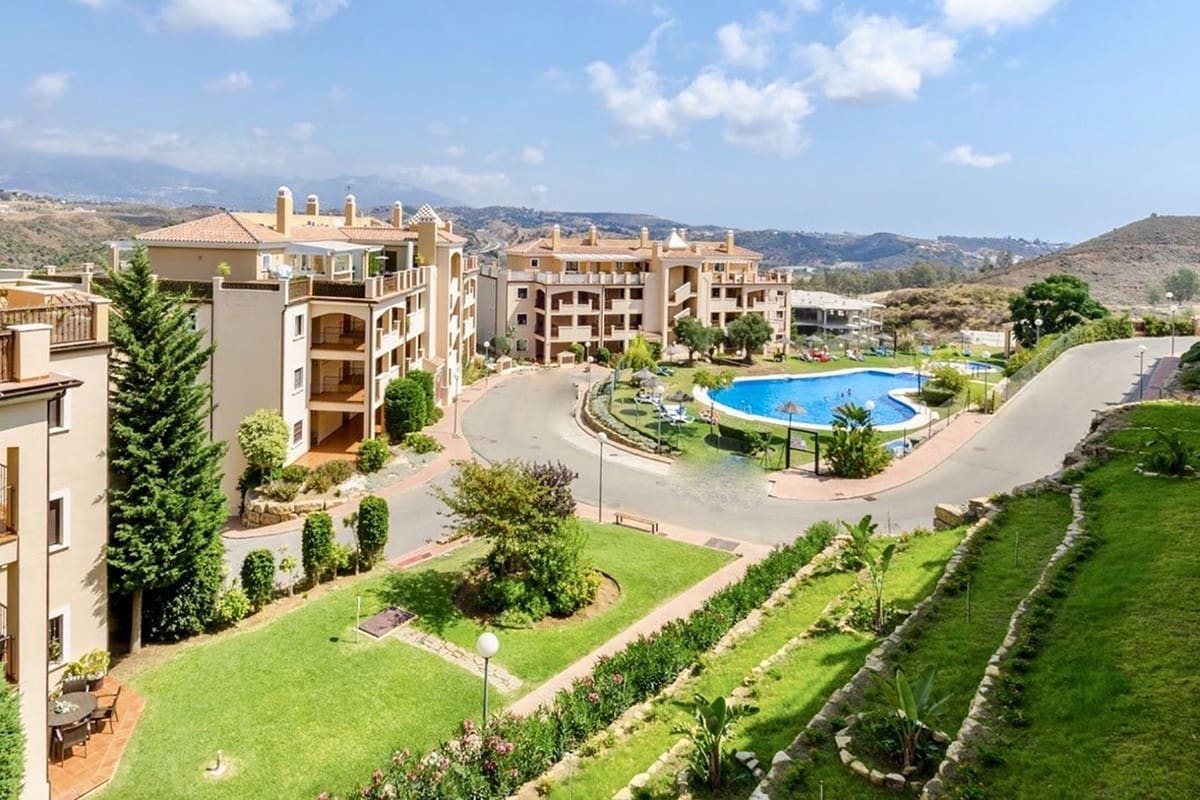 3 bedroom Apartment for sale in La Cala de Mijas with pool - € 489,950 (Ref: 9972622)