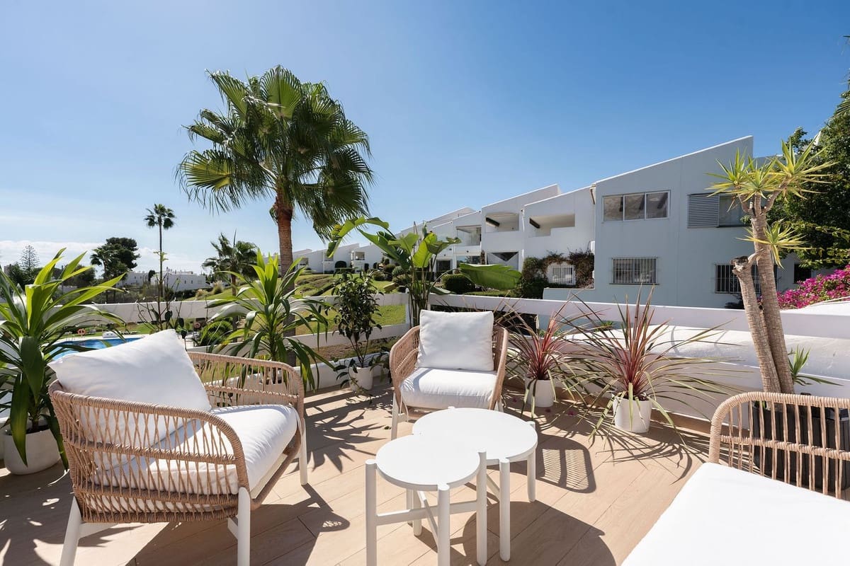 2 soverom Leilighet til salgs i Nueva Andalucia med svømmebasseng - € 449 000 (Ref: 9972624)