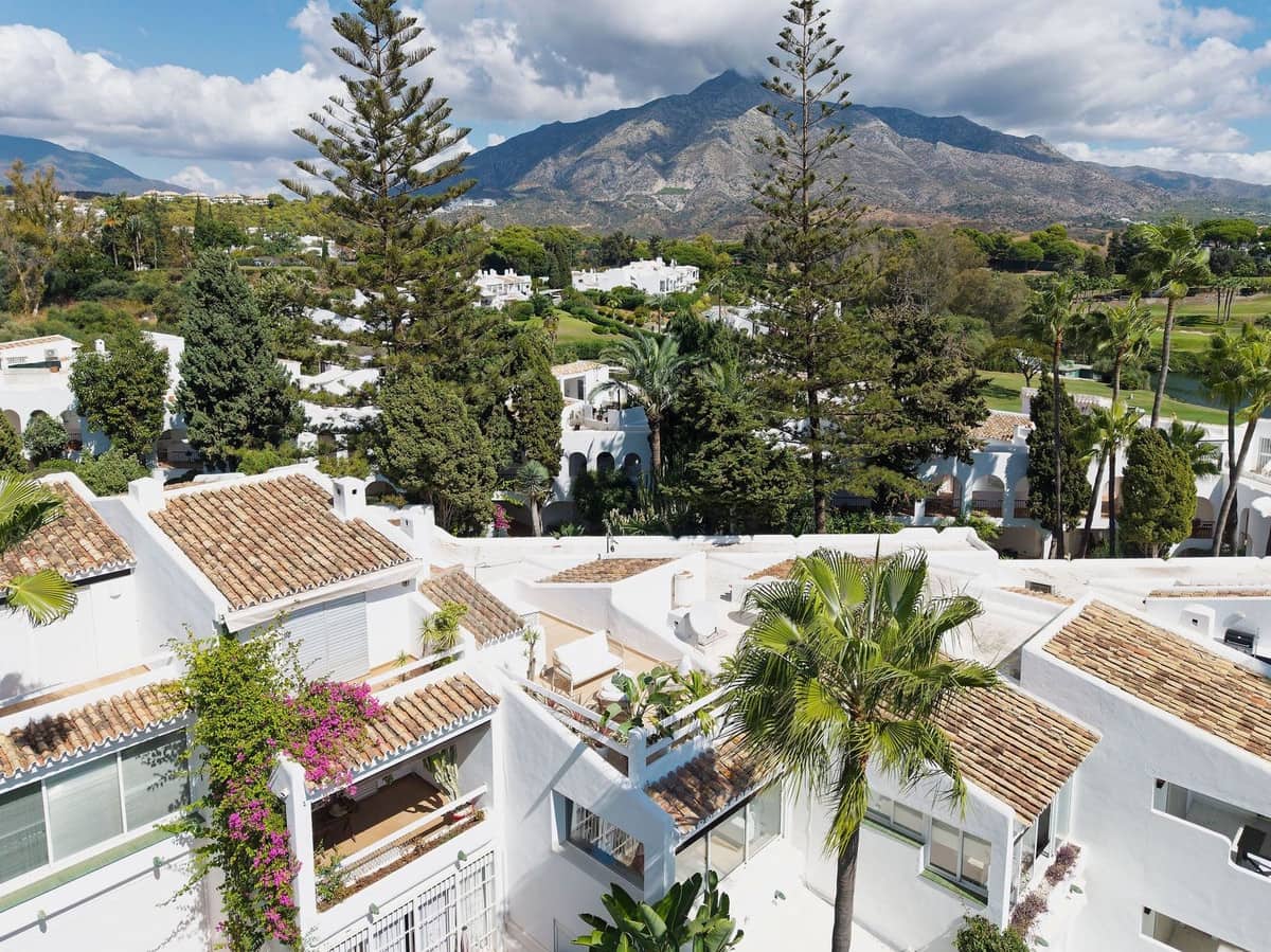 2 soverom Leilighet til salgs i Nueva Andalucia med svømmebasseng - € 449 000 (Ref: 9972624)