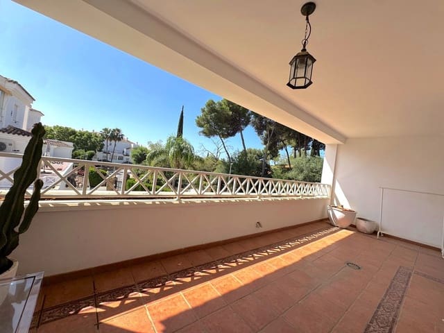 2 soveværelse Lejlighed til salg i Río Real, Marbella med swimmingpool garage - € 425.000 (Ref: 9972625)