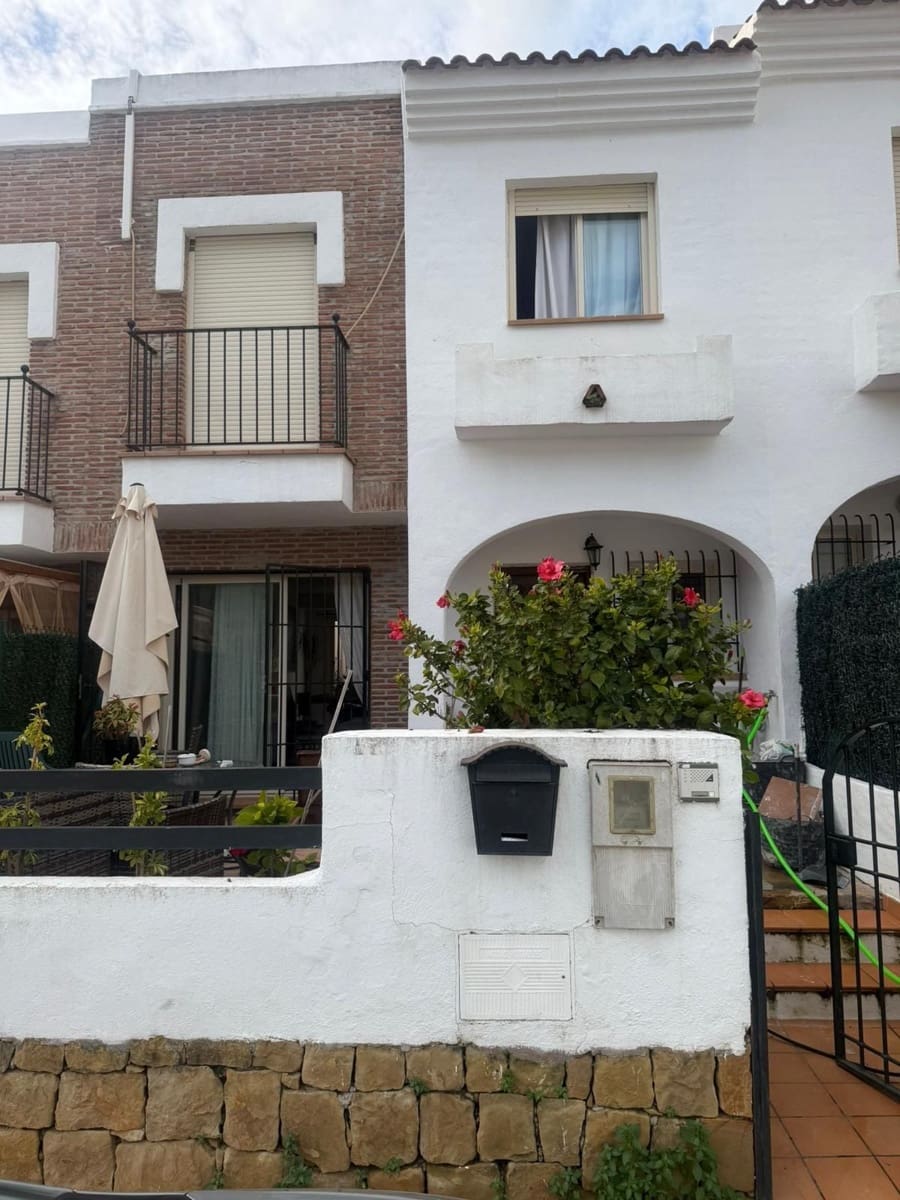 2 bedroom Townhouse for sale in Benahavis with garage - € 449,000 (Ref: 9972637)