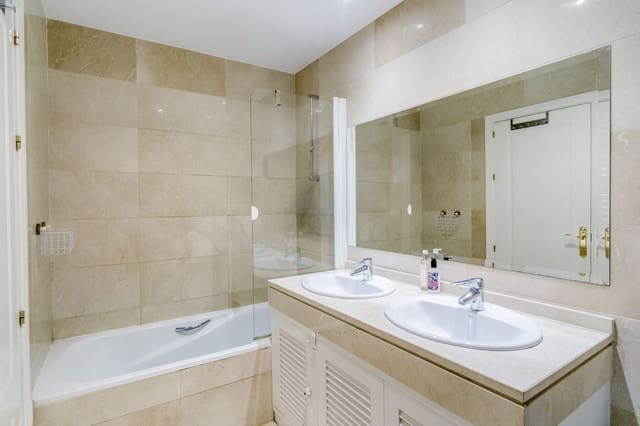 Apartamento de 3 habitaciones en Los Arqueros, Benahavís en venta con piscina - 459.000 € (Ref: 9972641)