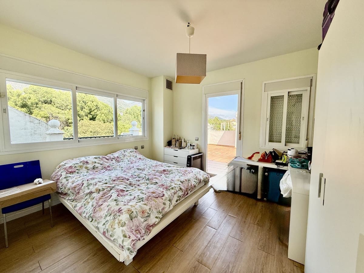 2 bedroom Apartment for sale in Marbella with pool - € 445,000 (Ref: 9972646)
