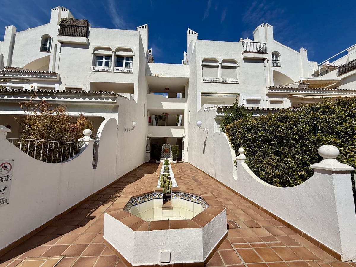 2 bedroom Apartment for sale in Marbella with pool - € 445,000 (Ref: 9972646)