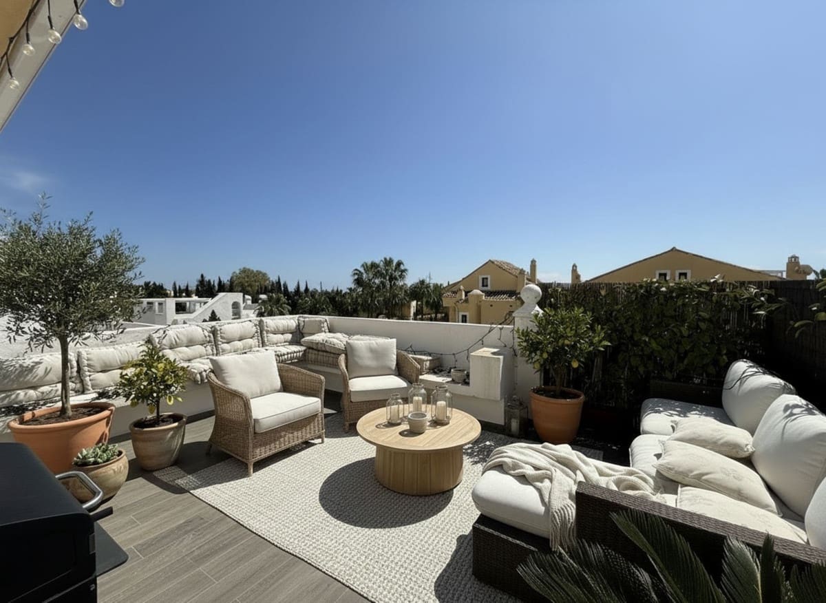 2 bedroom Apartment for sale in Marbella with pool - € 445,000 (Ref: 9972646)