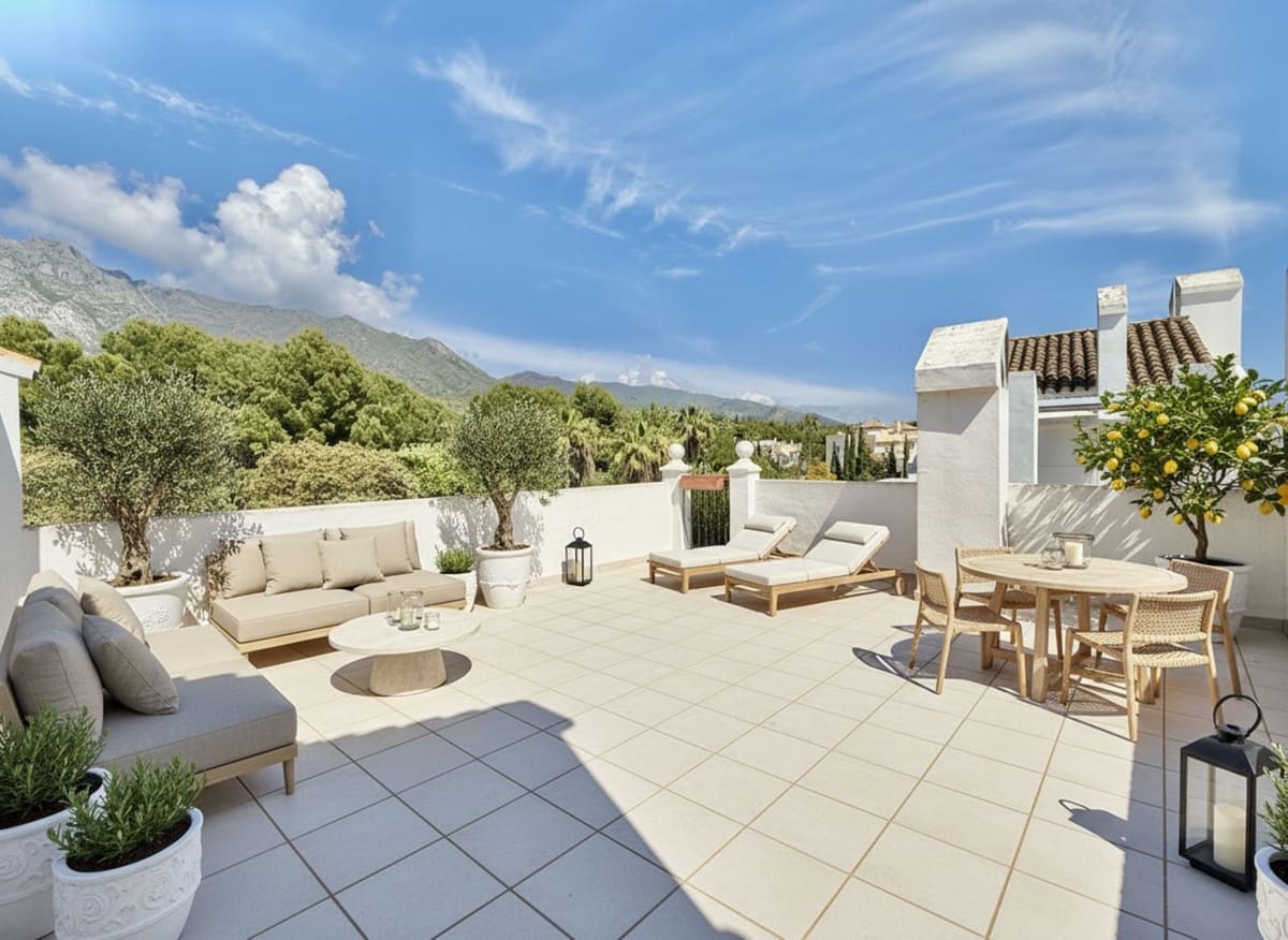 2 bedroom Apartment for sale in Marbella with pool - € 445,000 (Ref: 9972646)