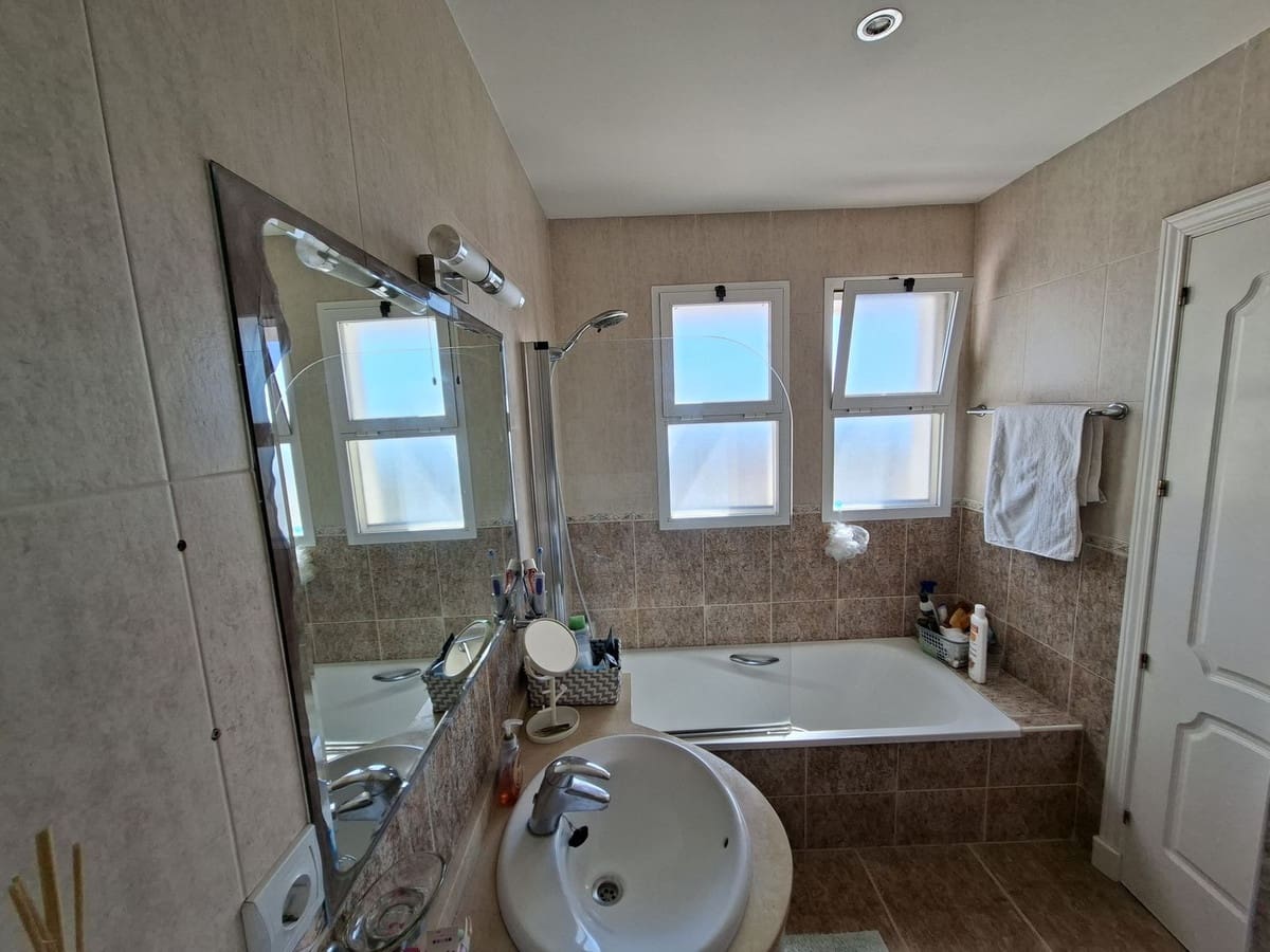 3 bedroom Townhouse for sale in La Duquesa / Puerto de la Duquesa with pool garage - € 430,000 (Ref: 9972650)