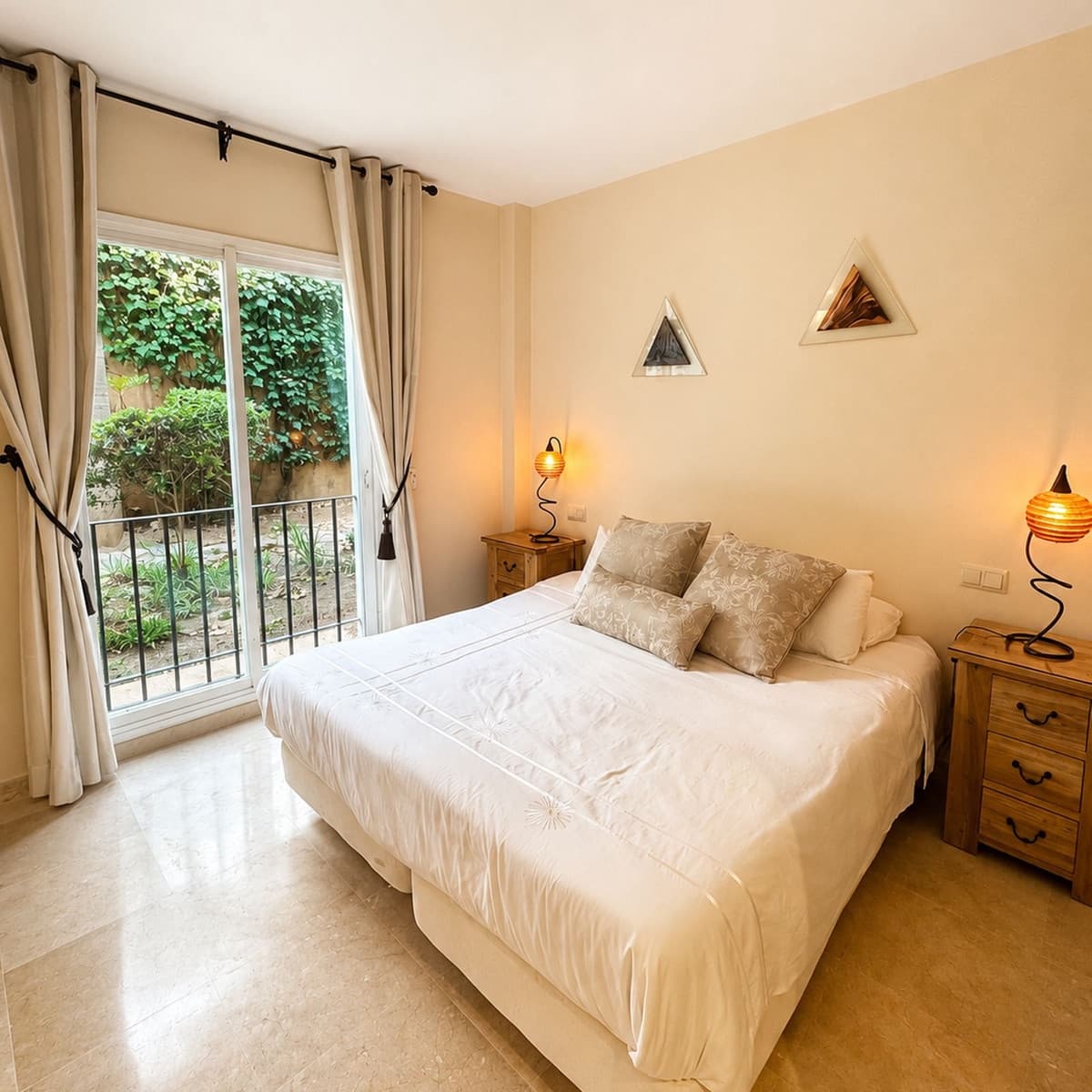 2 sovrum Lägenhet till salu i Benahavis med pool - 449 000 € (Ref: 9972654)