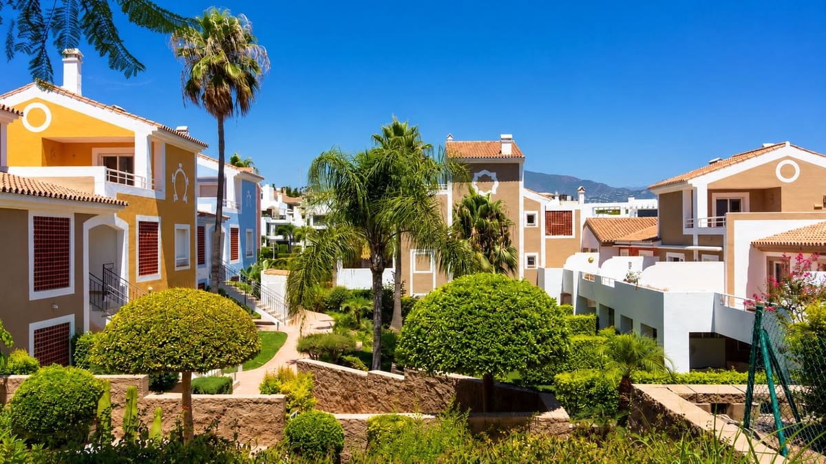 2 bedroom Apartment for sale in El Paraiso with pool garage - € 449,000 (Ref: 9972658)