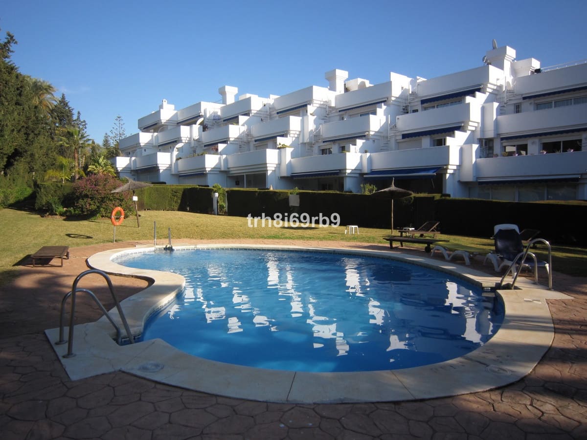 3 bedroom Apartment for sale in El Paraiso with pool - € 449,950 (Ref: 9972659)